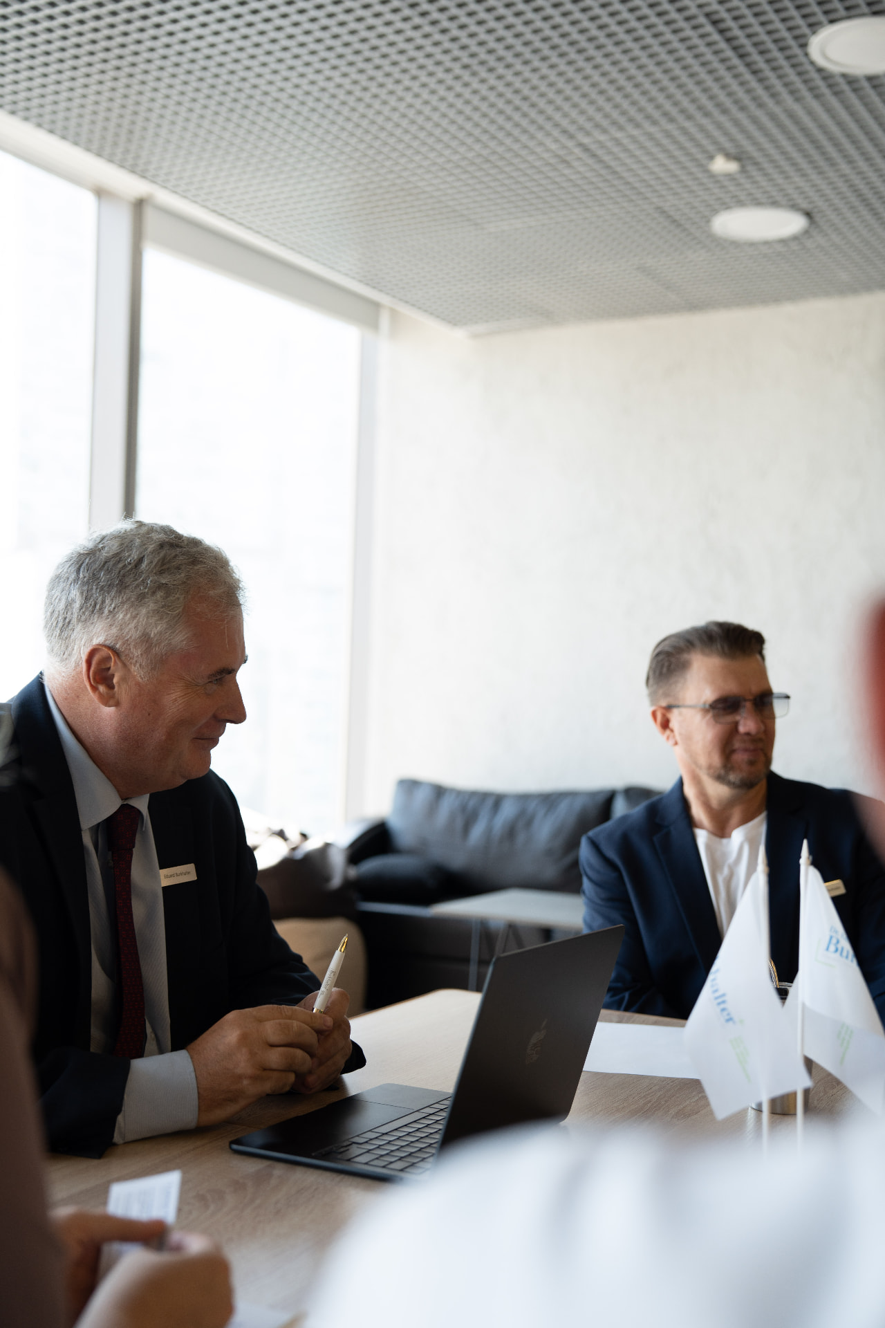 Gespräch im Sitzungszimmer bei Dr. Ed. Burkhalter, Finanz- und Unternehmensberatung AG